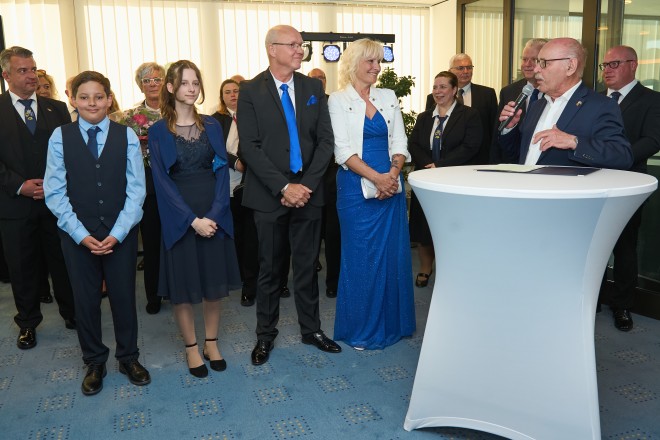 foto: Bürgermeister Rudolf Jelinek bei der Vorstellung des neuen Prinzenpaares und Kinderprinzenpaares im Rathaus Essen. v.l.n.r.): Luca Hütten, Kinderprinz, Leonie Sophie Salitz, Kinderprinzessin, Uwe Lehnert und Anja Lehnert, Prinzenpaar und Bürgermeister Rudolf Jelinek
