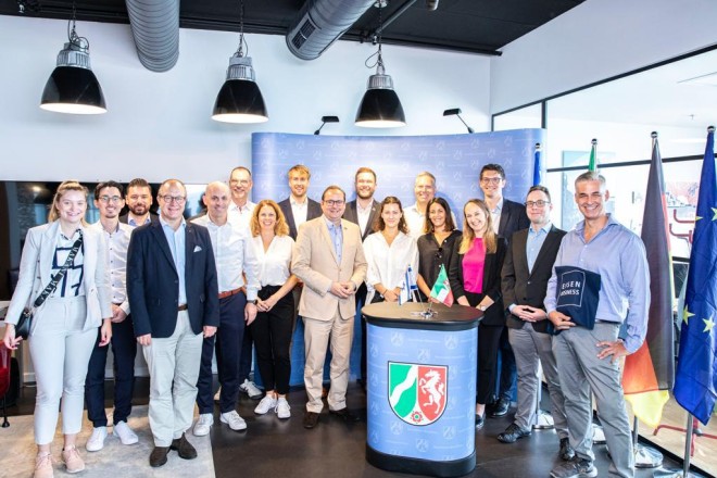 Die Essener Delegation zu Besuch bei Dr. Gil Yaron, Leiter des Büros des Landes Nordrhein-Westfalen für Wirtschaft, Wissenschaft, Bildung, Jugend und Kultur in Tel Aviv. 