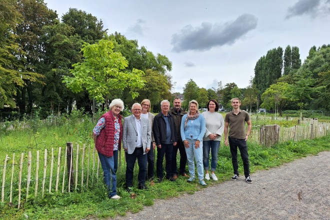 Begutachtung der Fertigstellung des Miniwaldes im Haus-Berge-Park: (v.l.n.r.) Margarete Roderig, Bezirksbürgermeisterin, Hartmut Kütemann-Busch, Essener Arbeit-Beschäftigungsgesellschaft mbH, Melanie Ihlenfeld, Fachbereichsleiterin Grün und Gruga, Uwe Tanzius, Essener Arbeit-Beschäftigungsgesellschaft mbH, Martin Buchacker, Ute Kerbusk, beide Grün und Gruga sowie Dorothee Linneweber und Jost Berlage, beide Quartiermanagement.