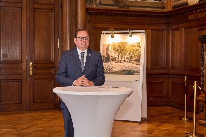 Foto: Oberbürgermeister Thomas Kufen bei der Preisverleihung des Architektenwettbewerbs zur Neugestaltung des Entreés zur Brandenbuschsiedlung.