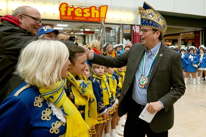 Oberbürgermeister Thomas Kufen beim Hoppeditzerwachen des Festkomitees Essener Karneval e.V. vor dem Essener Rathaus.