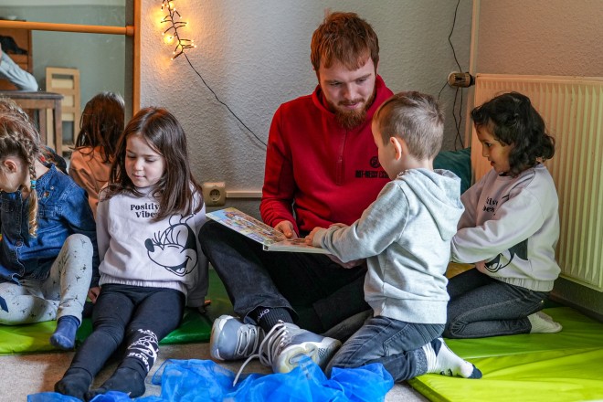 Die RWE-Fußballer Fabian Rüth und Ekin Çelebi lasen den Kindern aus Fußballbüchern vor.