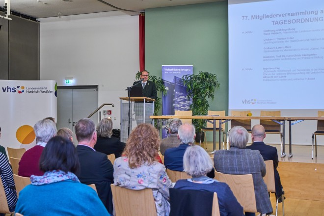 Foto: Oberbürgermeister Thomas Kufen bei der Mitgliederversammlung des Landesverbandes der VHSen NRW.