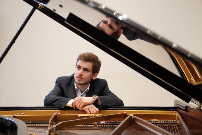 Emanuel Roch interpretiert Werke von Beethoven, Busoni und Chopin im Schloß Borbeck.