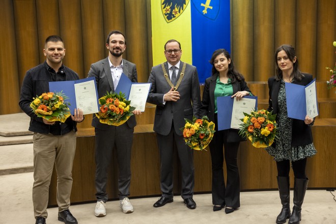 Foto: Vier Neubürger*innen erhielten persönlich von Oberbürgermeister Thomas Kufen ihre Einbürgerungsurkunden.