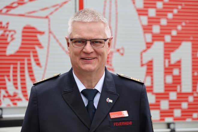 Foto: Portrait eines Mannes in Feuerwehruniform. 