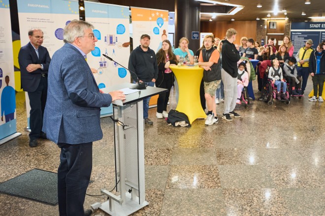 Stadtdirektor Peter Renzel eröffnete die Wanderausstellung "Nutze deine Stimme" vom Europäischen Parlament im Essener Rathaus.