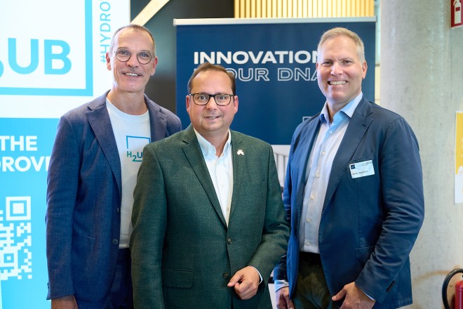 Foto: Oberbürgermeister Thomas Kufen gemeinsam mit Uwe Kerkmann, CEO H2UB, und Andre Boschem, Geschäftsführer EWG. 
