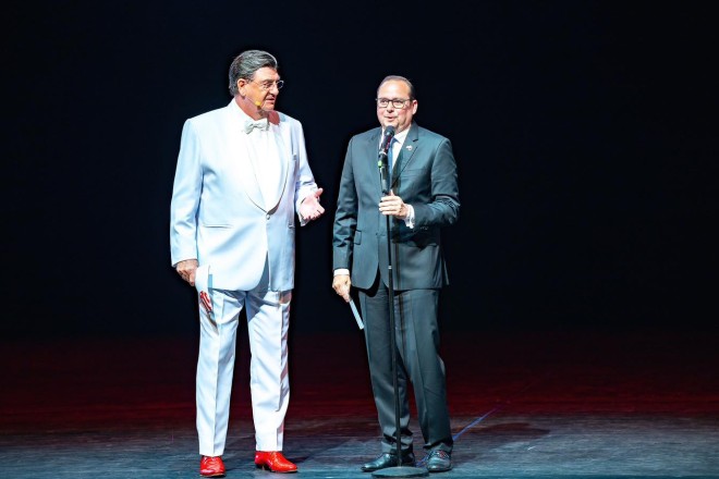 Oberbürgermeister Thomas Kufen begrüßte die Gäste bei der Red Dot Gala im Aalto-Theater.
