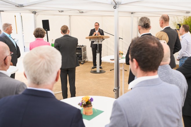 Oberbürgermeister Thomas Kufen begrüßt zur Einweihung des neuen Verwaltungsgebäudes der Margarethe Krupp-Stiftung für Wohnungsfürsorge.