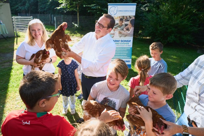 Foto: Oberbürgermeister Thomas Kufen besucht Schulhühner in der Emscherschule