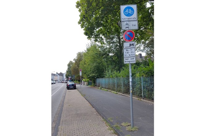 Die eingerichtete Hol- und Bringzone auf der Keplerstraße in Holsterhausen.