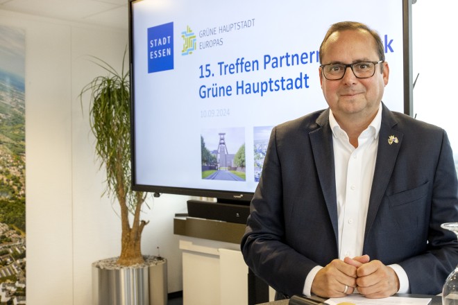 Foto: Oberbürgermeister Thomas Kufen beim 15. Treffen Partnernetzwerk Grüne Hauptstadt im Rathaus Essen.