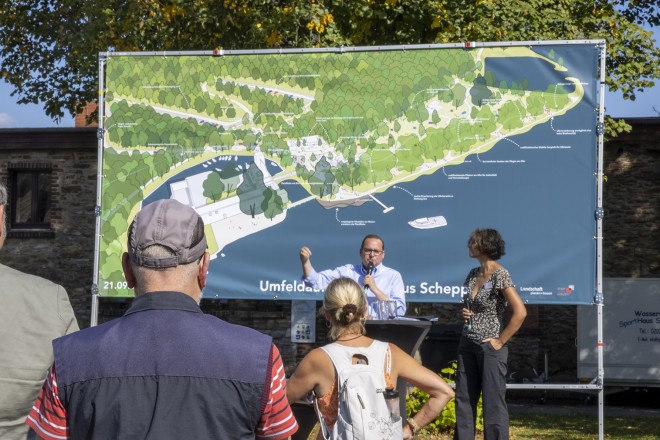 Foto: Oberbürgermeister Thomas Kufen bei der Veranstaltung zur Vorstellung der Planungen zur "Umfeldaufwertung Haus Scheppen".