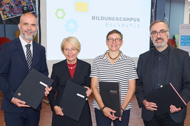 Unterzeichnung des "Letter of Intent" mit (v.l.n.r.) Christoph Gusovius, Leiter der Zentralabteilung Ministerium für Schule und Bildung des Landes NRW, Bärbel Bergerhoff-Wodopia, Vorstandsmitglied RAG-Stiftung, Julia Gajewski, Schulleitung, Gesamtschule Bockmühle, Muchtar Al Ghusain, Geschäftsbereichsvorstand für Jugend, Bildung und Kultur der Stadt Essen.