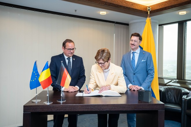 Foto: Oberbürgermeister Thomas Kufen bei der Gästebucheintragung der königlichen Hoheit Prinzessin Elena von Rumänien.