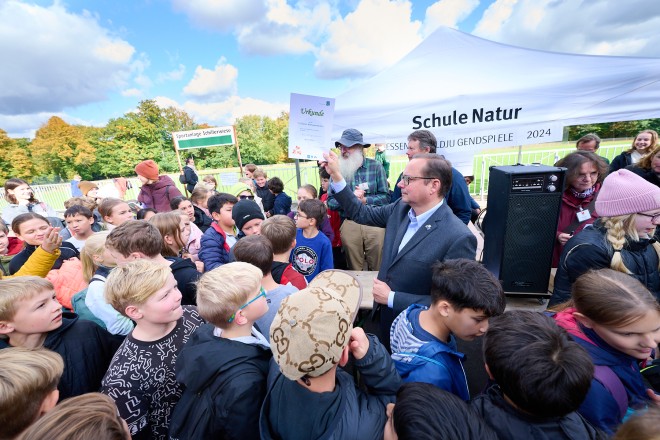 Foto: Oberbürgermeister Thomas Kufen bei der Siegerehrung der 31. Essener Waldjugendspiele.