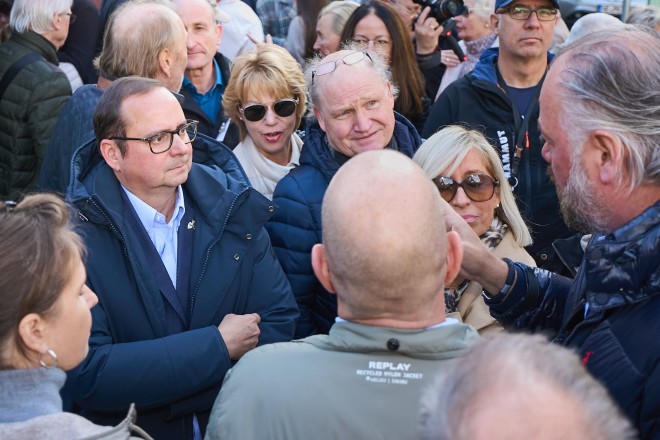 Oberbürgermeister Thomas Kufen im Gespräch mit Bürgerinnen*Bürgern beim Info-Tag zur neuen Verkehrsregelung entlang der Rüttenscheider Straße.