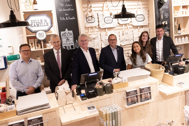 Oberbürgermeister Thomas Kufen besucht die neue Filiale von "Dille & Kamille" in Essener Innenstadt.