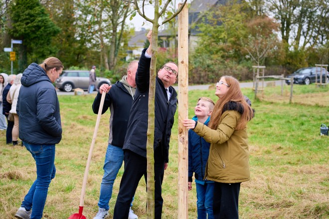 In diesem Jahr wurden am weltweiten Tag der Adoption stellvertretend für Kinder in Essener Pflegefamilien und adoptierte Kinder 30 Apfel- und Birnenbäume auf der Streuobstwiese Harscheidweg/Beekmannstraße gepflanzt.