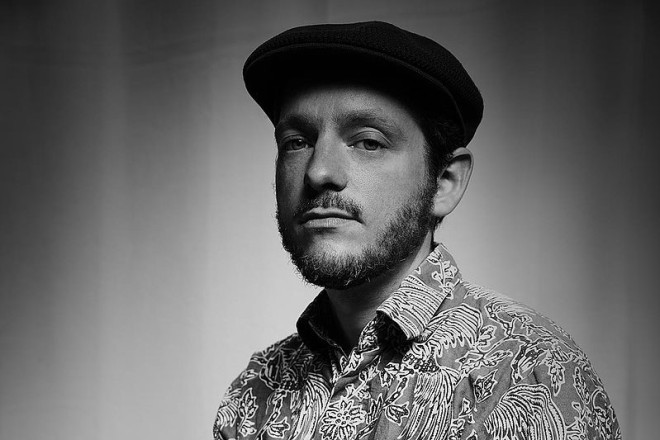 Der Rapper "Retrogott", Kurt Tallert, präsentiert seinen Debütroman "Spur und Abweg" in der Zentralbibliothek Essen.