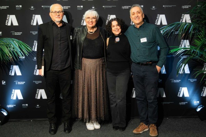Verleihung des Applaus Award 2024 an das Katakomben Theater mit (v.l.n.r.): Celal Erdoğan, Produktion/Verwaltung Katakomben Theater, Claudia Roth, Staatsministerin für Kultur und Medien, Künstlerin und KatakArt e.V. Vorstand, und Kazım Calısgan, Künstlerischer Leiter Katakomben Theater.