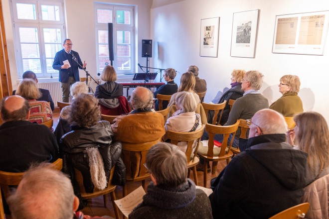 Oberbürgermeister Thomas Kufen besucht die Ausstellungseröffnung von "In guter Verfassung?".