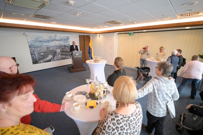 Foto: Oberbürgermeister Thomas Kufen empfängt die Veranstalter des Bücherbasars zugunsten der Elterninitiative krebskranker Kinder e.V. im Rathaus Essen. Essen.