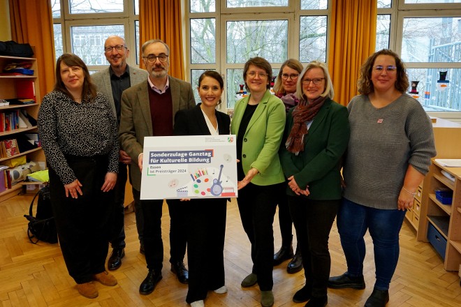 Gonca Türkeli-Dehnert, Staatssekretärin für Kultur und Wissenschaft des Landes Nordrhein-Westfalen, überreichte in der Schule an der Heinickestraße in Essen den Förderbescheid Muchtar Al Ghusain, Beigeordneter für Jugend, Bildung und Kultur. 