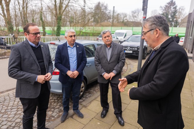 Oberbürgermeister Thomas Kufen bei seinem Solidaritätsbesuch zusammen mit dem Vorsitzenden des Integrationsrates, Sadik Cicin, und dem Vorsitzenden der Kommission Islam und Moscheen in Essen, Muhammet Balaban, stellvertretend die Islamische Gemeinde in Katernberg.