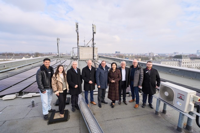 Foto: Inbetriebnahme der Solaranlage auf dem Heinz-Nixdorf-Berufskolleg (v.l.n.r.): Jochen Sander, EVV, Dr. Frank Pieper, Stadtwerke Essen, Oberbürgermeister Thomas Kufen, Katherina Reiche, Vorstandsvorsitzende der Westenergie AG, Jürgen Hammelmann, E.ON-Projektleiter, und Jörg Gleissner, Schulleiter, mit Studierenden auf dem Dach des Heinz-Nixdorf-Berufskollegs der Stadt Essen.