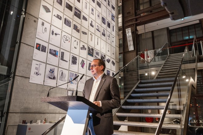 Oberbürgermeister Thomas Kufen spricht bei der Eröffnung der neuen Ausstellung im Red Dot Design Museum.