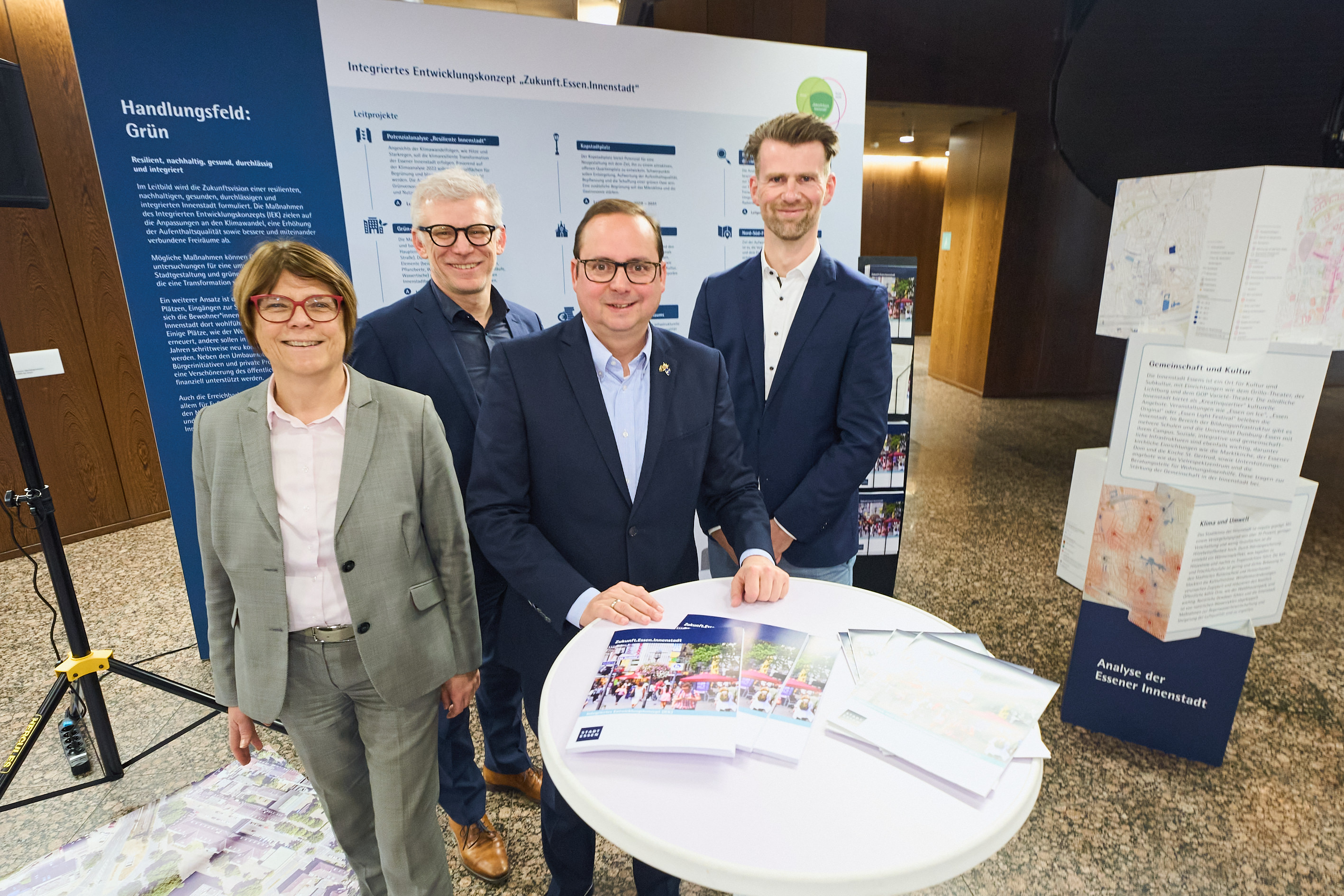 Eröffnung der Ausstellung zur Vorstellung des Konzeptes "Zukunft.Essen.Innenstadt" im Foyer des Rathauses mit (v.l.n.r.) Simone Raskob, Geschäftsbereichvorständin für Umwelt, Verkehr und Sport, Martin Harter, Geschäftsbereichsvorstand für Stadtplanung und Bauen, Oberbürgermeister Thomas Kufen und Holger Hoffschröer, geschäftsführender Gesellschafter Reicher Haase Assoziierte.