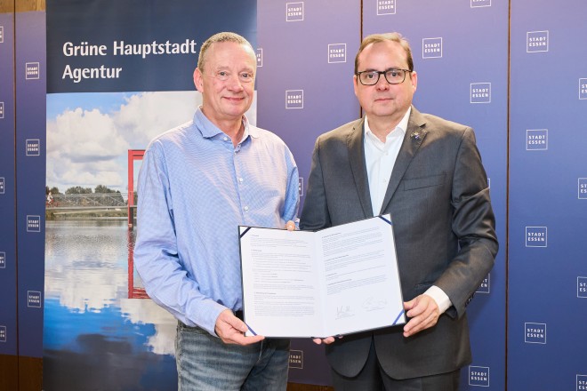 Foto: Oberbürgermeister Thomas Kufen bei der Unterzeichnung des Klimapaktes mit Quadro Office -die Büroeinrichter GmbH. 