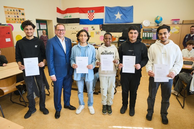 Oberbürgermeister Thomas Kufen an der Hauptschule an der Wächtlerstraße. Schüler*innen der Hauptschule haben erfolgreich an der Juniorwahl 2025 teilgenommen.