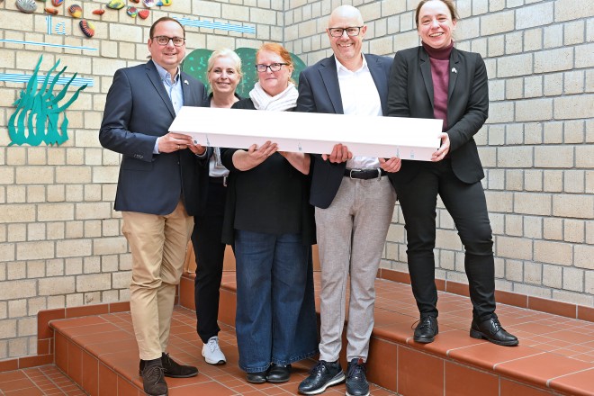 Präsentation der neuen LED-Beleuchtung in der Dionysiusschule mit (v.l.n.r.) Oberbürgermeister Thomas Kufen, Petra Kox, Kommunalmanagerin Westenergie AG, Annemarie Opferkuch, Schulleiterin, Gerd Mittich, Leiter Kommunales Partnermanagement Region Rhein-Ruhr Westenergie AG, und Tina Limburg, Sachgebietsleiterin Bauunterhaltung Immobilienwirtschaft Stadt Essen.
