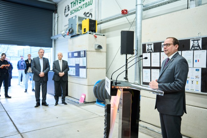 Oberbürgermeister Thomas Kufen bei der Beendigung der Schachtverfüllung auf dem Gelände des UNESCO-Welterbes Zollverein
