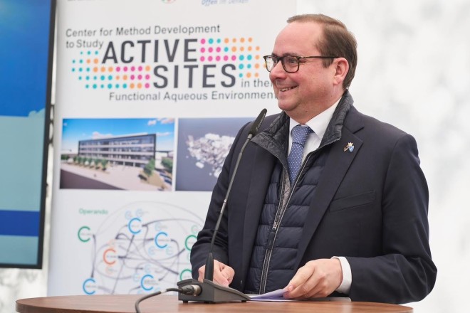 Foto: Oberbürgermeister Thomas Kufen beim Spatenstich für das Forschungsgebäude "Active Sites" an der Universität Duisburg-Essen. 