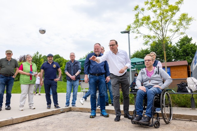 Oberbürgermeister Thomas Kufen zu Besuch im Sport- und Bürgerpark Frintrop.