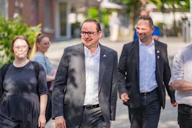 Oberbürgermeister Thomas Kufen bei seinem Besuch des Überruhrer Bürgerschaft e.V.