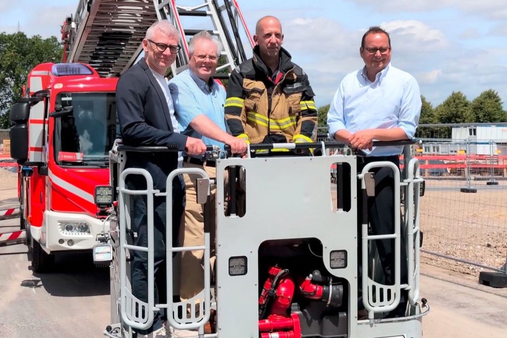 Oberbürgermeister Thomas Kufen und Martin Harter, Geschäftsbereichsvorstand Stadtplanung und Bauen sowie Leiter der Arbeitsgruppe Schulbau, stiegen in den Korb der Drehleiter und ließen sich hoch über die Großbaustelle der Gesamtschule Altenessen-Süd fahren.