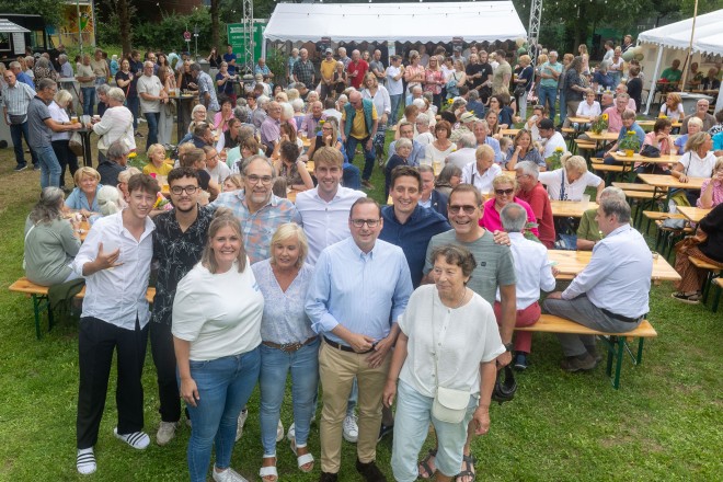Oberbürgermeister Thomas Kufen gratuliert dem Bürgerverein Essen-Haarzopf / Fulerum e.V. zu seinem 50-jährigen Bestehen.