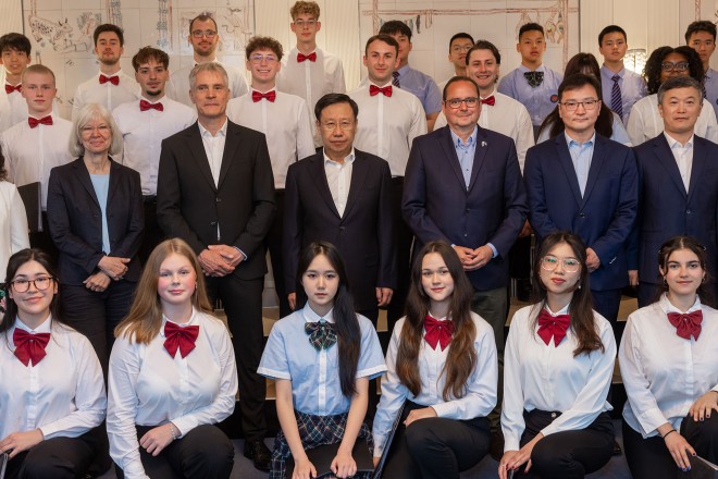 Oberbürgermeister Thomas Kufen mit einer Delegation aus Chengdu, dem chinesischen Generalkonsul und Mitgliedern des Chinesischen-Chors an der Burg.
