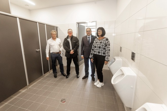 Oberbürgermeister Thomas Kufen besichtigt die sanierten Toilettenanlagen der Nelli-Neumann-Schule.