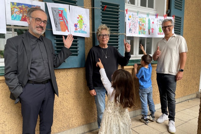 (v.l.n.r.) Muchtar Al Ghusain, Geschäftsbereichsvorstand Jugend, Bildung und Kultur der Stadt Essen, Kirsten Koch, stellvertretende Einrichtungsleitung städtischer Heimverbund und Thomas Wilson, Einrichtungsleitung städtischer Heimverbund und Teilnehmer*innen des Malwettbewerbs für den Adventskalender der Stadt Essen. 