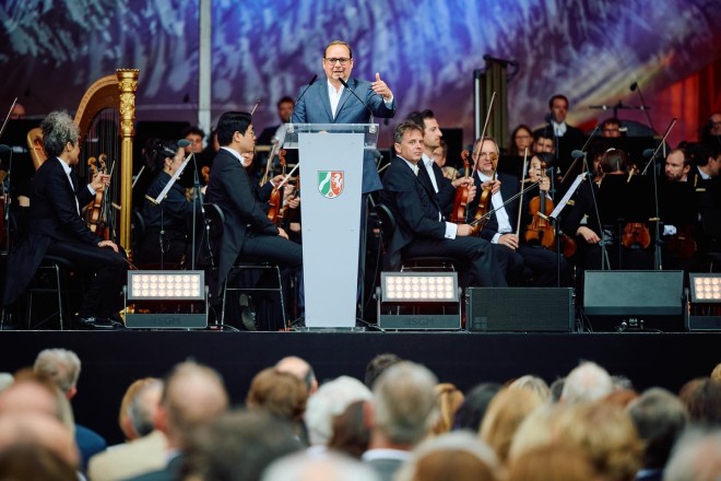 Oberbürgermeister Thomas Kufen begrüßt zum Sommerkonzert der Landesregierung NRW am Luftschiffhangar.