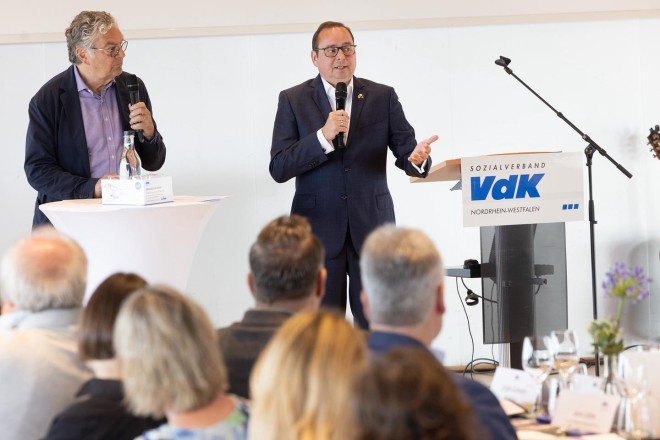 Oberbürgermeister Thomas Kufen gratuliert zum Jubiläum des Sozialbverbands VdK.