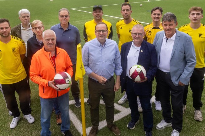 Oberbürgermeister Thomas Kufen begrüßt Senioren-Teams des DJK TuS Essen-Holsterhausen.