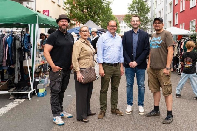 Oberbürgermeister Thomas Kufen beim Sommermarkt im Südviertel.