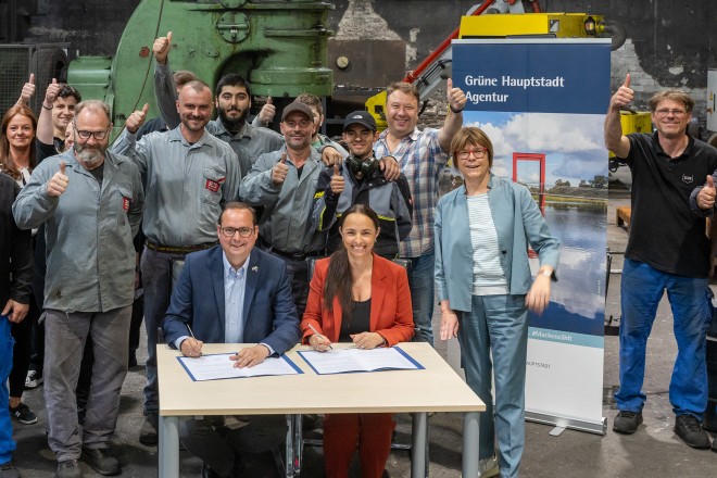 Oberbürgermeister Thomas Kufen und Andrea Jäckel, CEO der Hammerschmiede Jäckel Essen GmbH (sitzend) und Simone Raskob, Geschäftsbereichsvorständin für Umwelt, Verkehr und Sport bei der Unterzeichnung des Klimapakts.